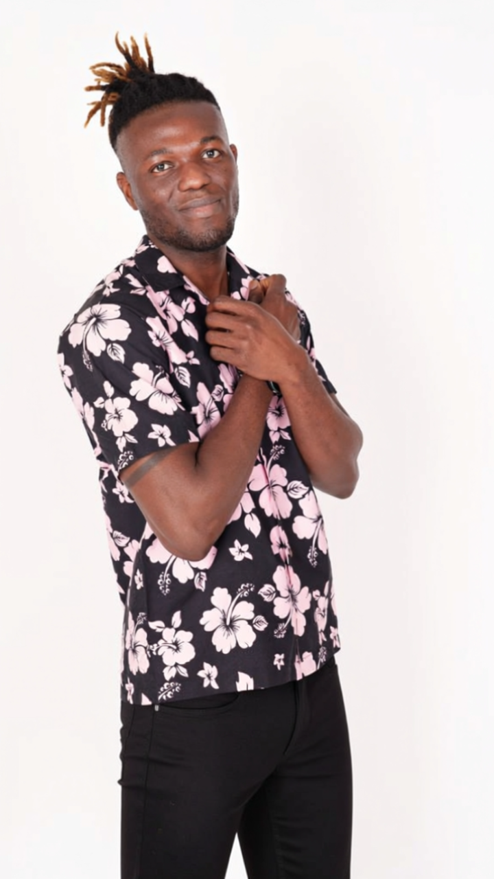 Short-sleeved floral blouse with a classic collar and button closure, featuring a regular fit and straight hem.