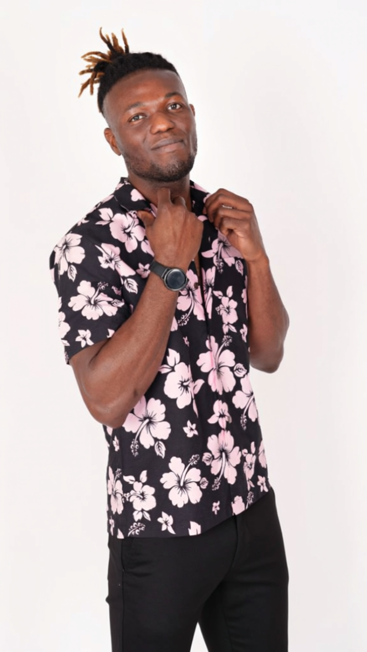 Short-sleeved floral blouse with a classic collar and button closure, featuring a regular fit and straight hem.