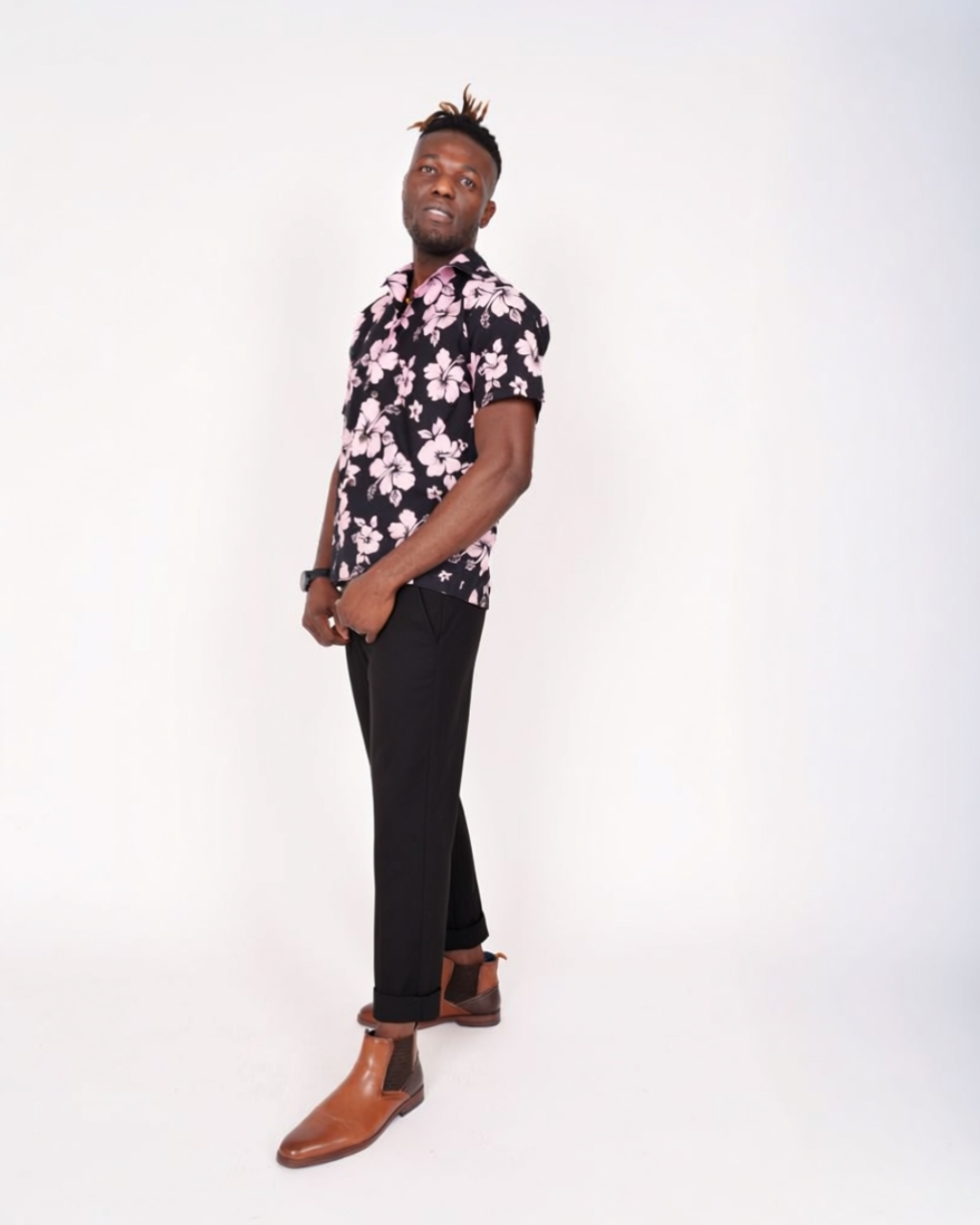 Short-sleeved floral blouse with a classic collar and button closure, featuring a regular fit and straight hem.