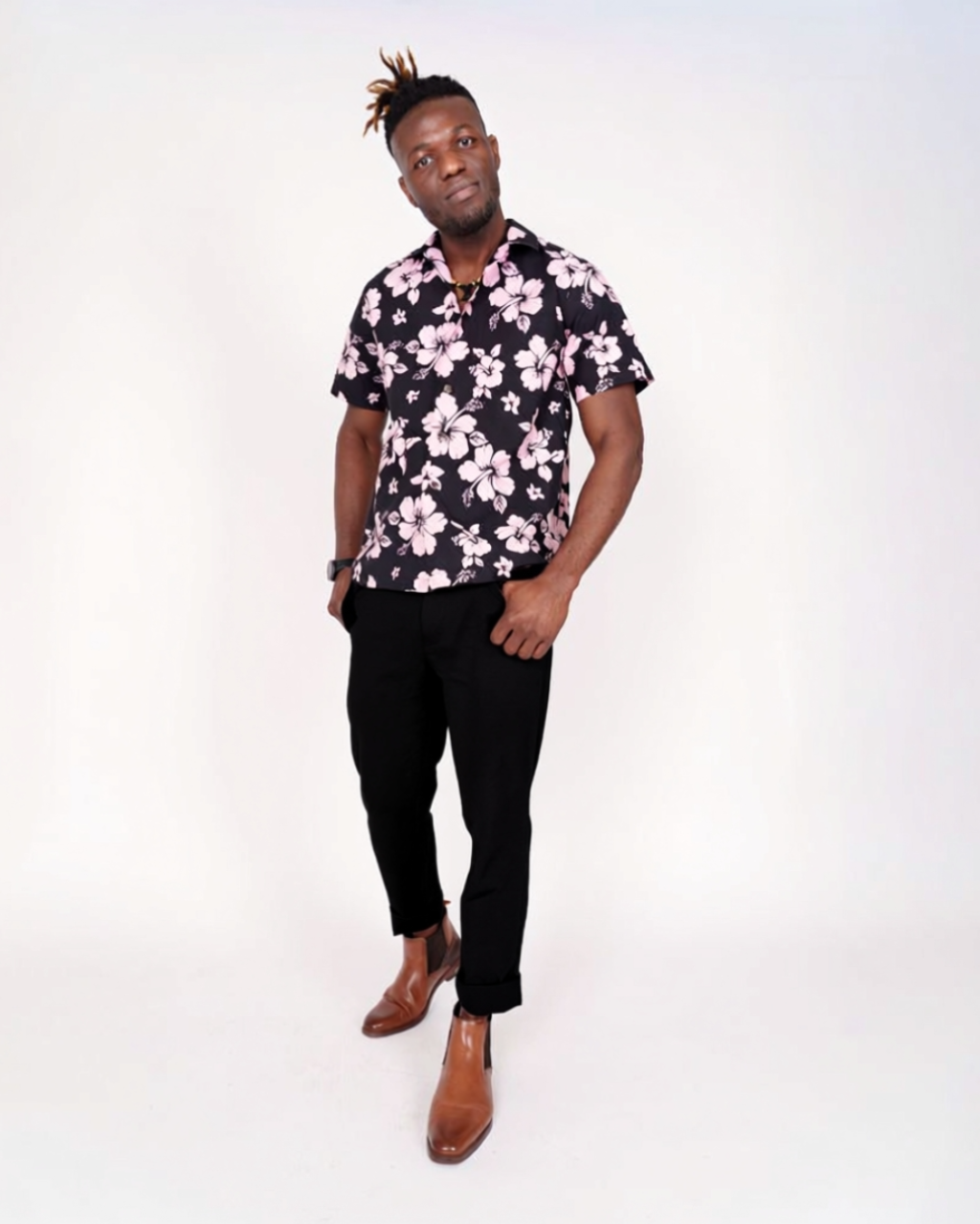 Short-sleeved floral blouse with a classic collar and button closure, featuring a regular fit and straight hem.