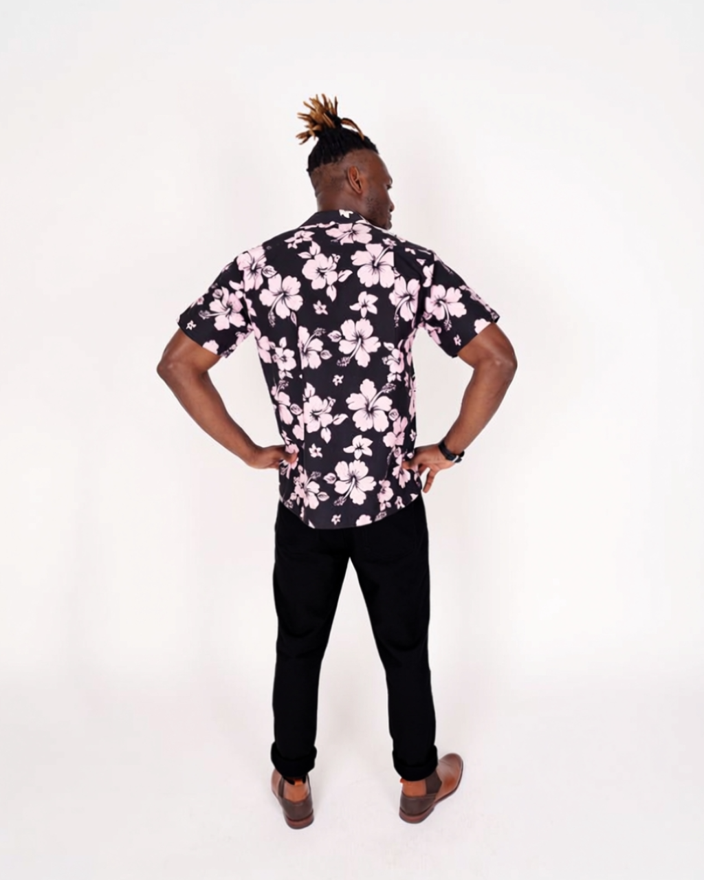 Short-sleeved floral blouse with a classic collar and button closure, featuring a regular fit and straight hem.