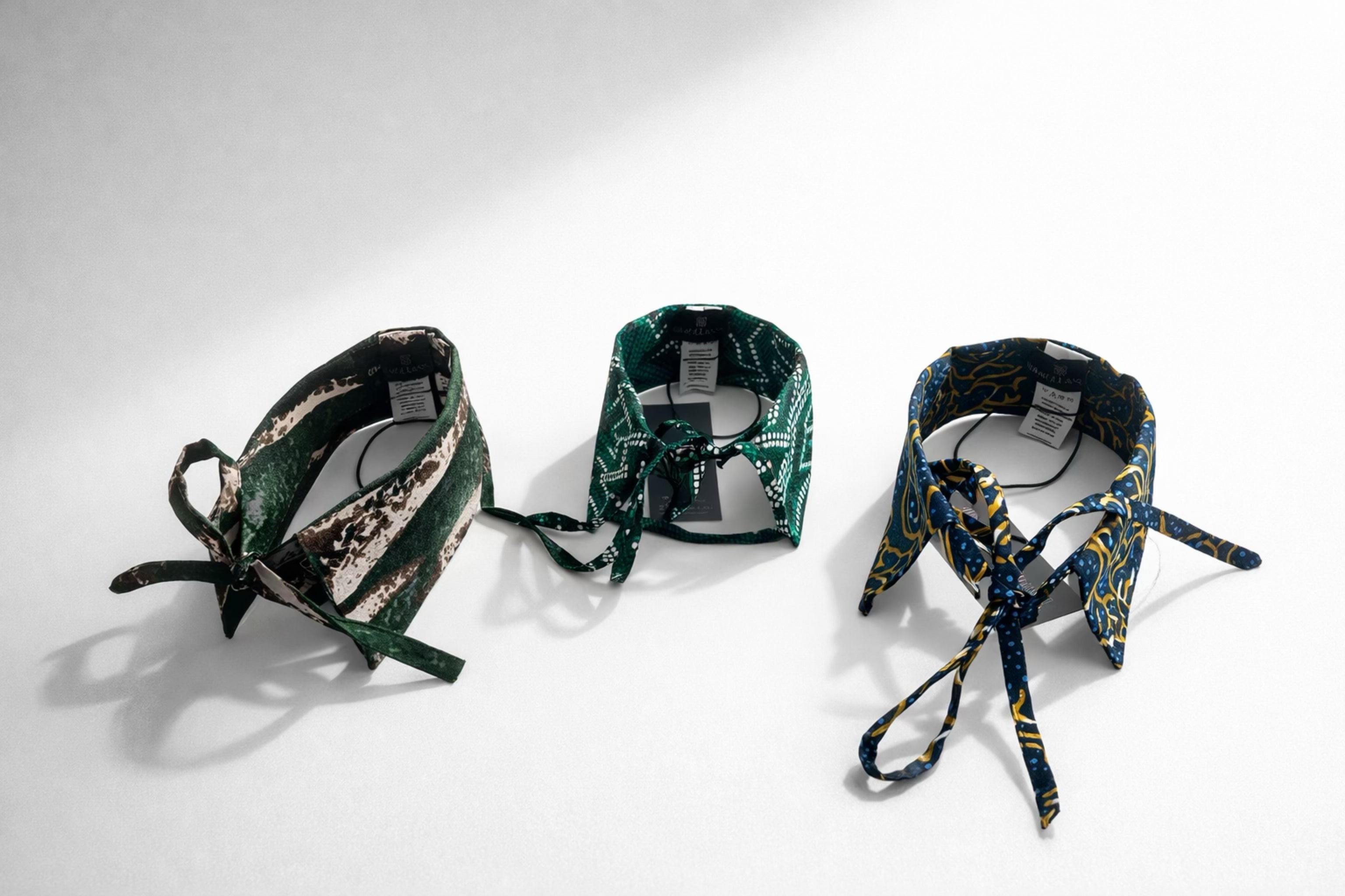 A graceful detachable collar adorned with geometric motifs, perfect for enhancing outfits with effortless elegance.
