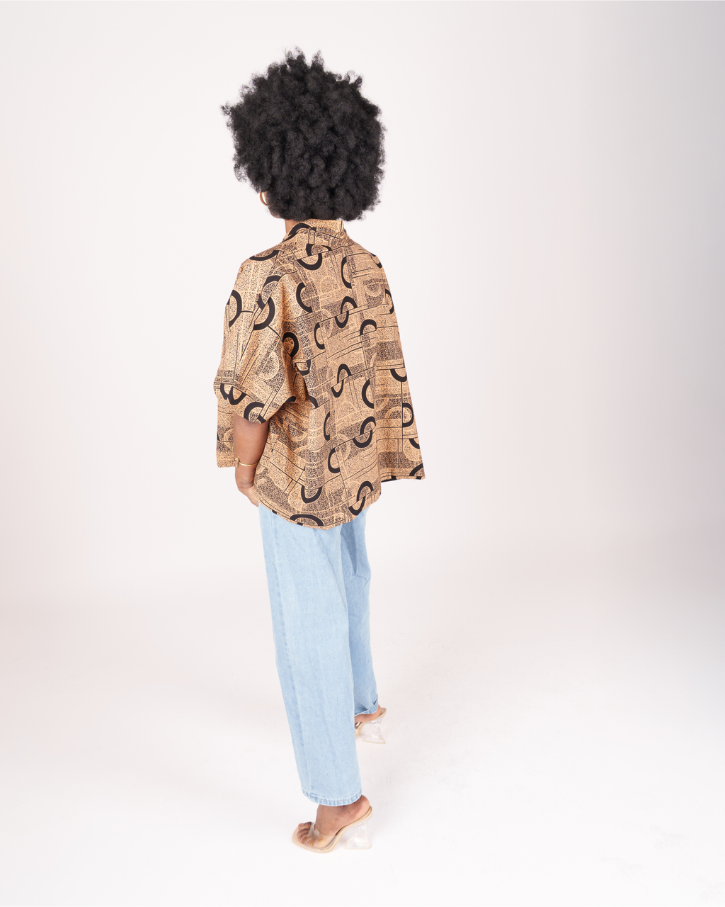 Lightweight cotton t-shirt with wide short sleeves, shirt collar, and nature-inspired abstract pattern.