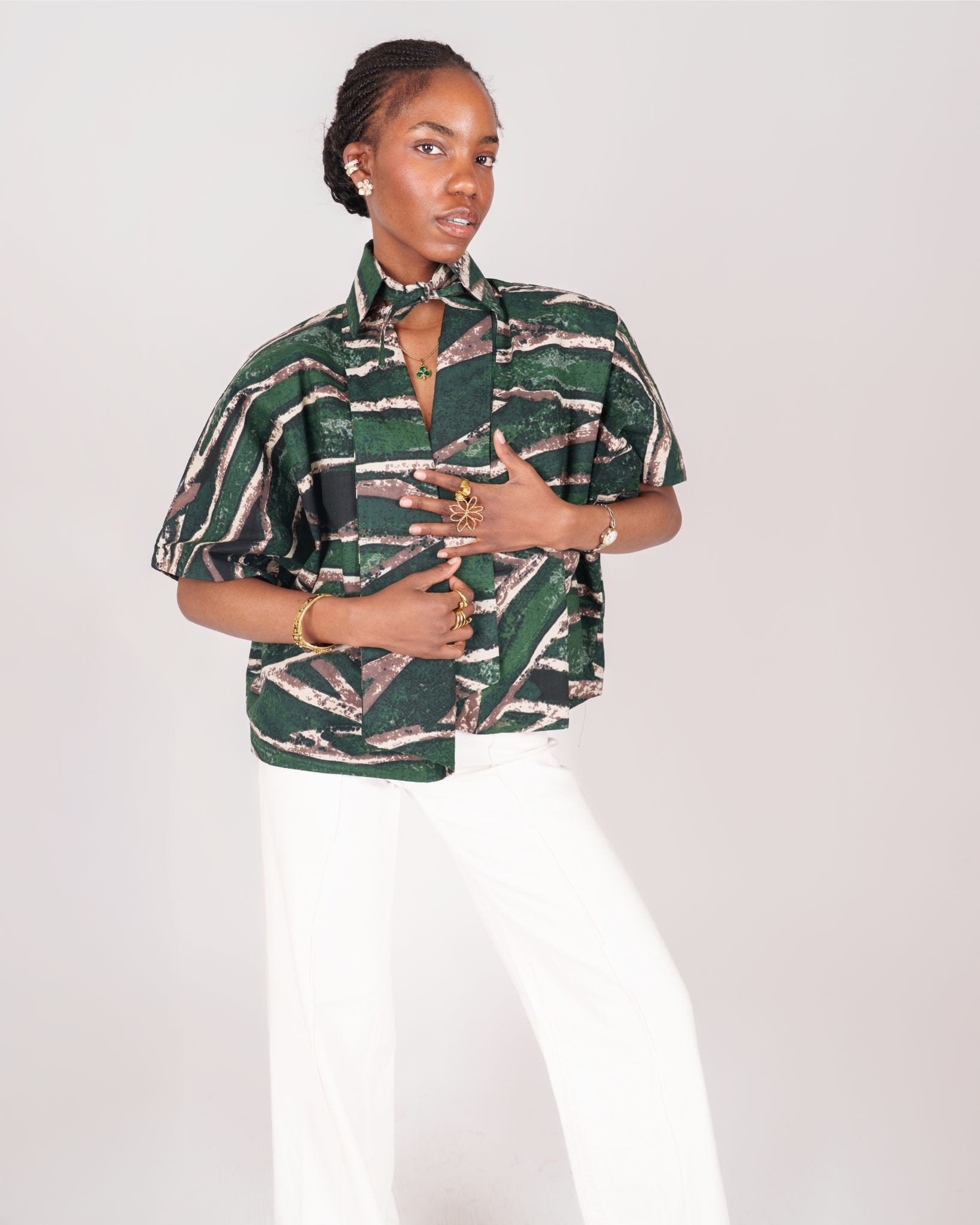 A graceful detachable collar adorned with geometric motifs, perfect for enhancing outfits with effortless elegance.